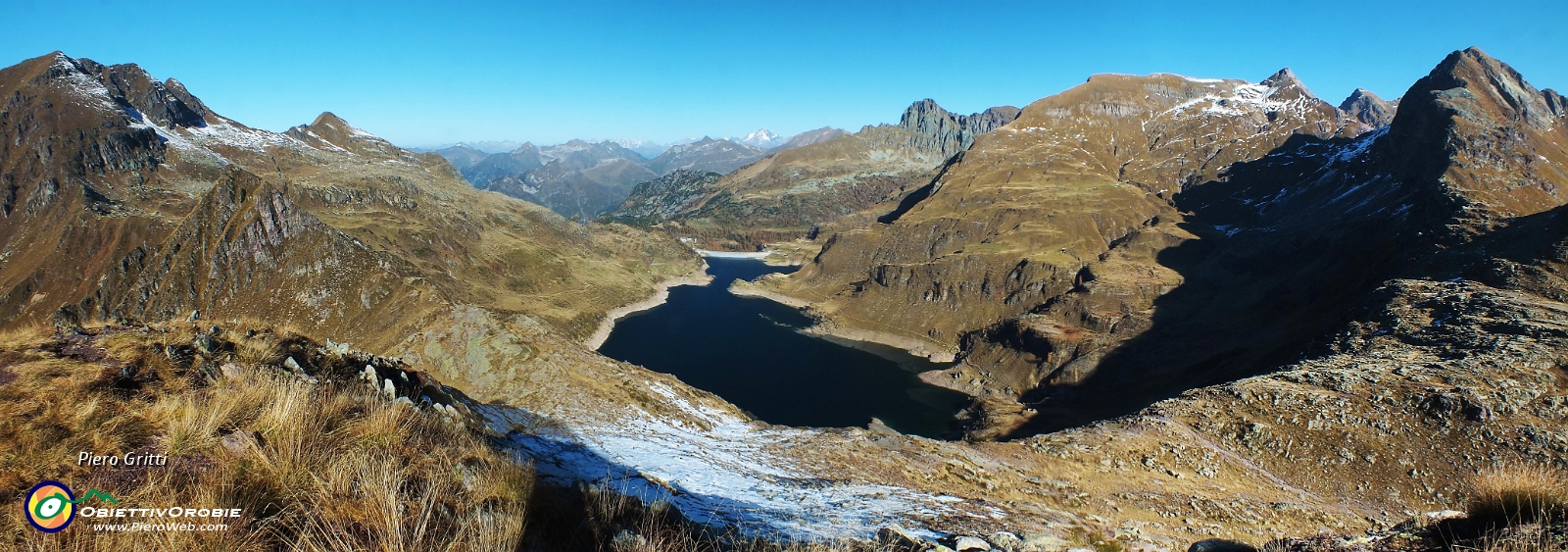 24 panoramica dalla cima sui Laghi Gemelli....jpg